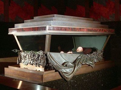 Труп Ленина в мавзолее. Источник - rus-ekskurs.net