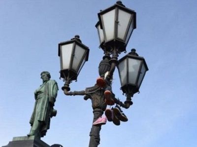 Памятник Пушкину в Москве во время акции 26.3.17. Источник - bbc.co.uk