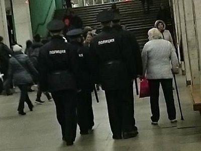 Служащие нацгвардии в московском метро. Фото www.facebook.com/roman.popkov.56
