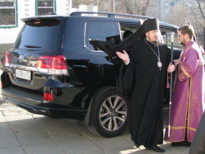 Епископ Нектарий у подаренного внедорожника. Фото: "Орловские новости"