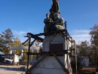 Демонтаж памятника Борцам революции в Иркутске, Фото: svoboda.org