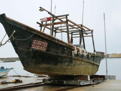 Найденное в Японии северокорейское рыболовное судно. Фото: Kyodo