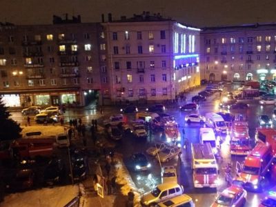 Техника полиции и МЧС после взрыва в "Перекрестке", 27.12.17. Фото: rnn.news