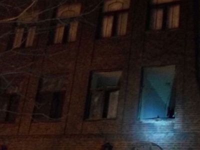 Обстрелянное здание "минобороны" ДНР. Фото: twitter.com/sashakots