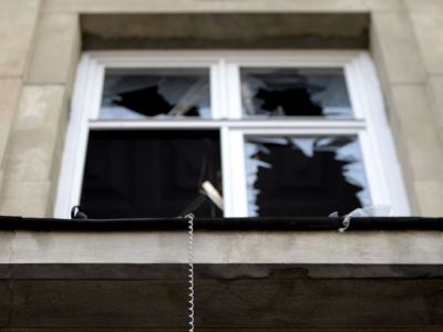 Разбитые окна в офисе движения "Против преступности и беззакония" в Казани. Фото: Idel.Реалии