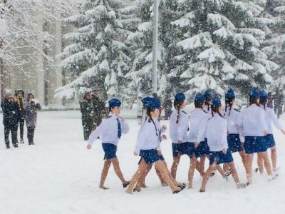 Юнармейки маршируют по снегу. Фото: URA.Ru