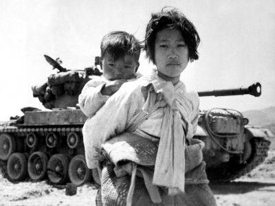Корейская война, 1951-й: беженцы под защитой американских танков. Фото: US Navy