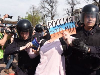 Задержание на акции "Он нам не царь", Фото: novayagazeta.ru