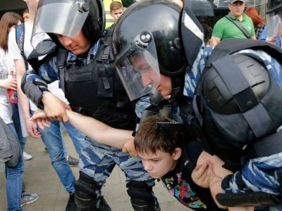 Задержание школьника на акции 5.5.18. Фото: ok.ru