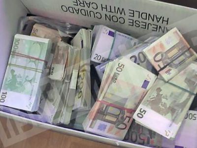 Найденная при обыске коробка с деньгами. Фото: "Известия"