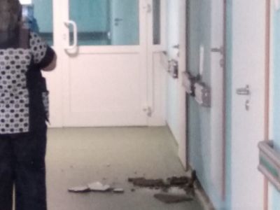 Обрушился потолок в перинатальном центре в Южно-Сахалинске. Фото: sakhalin.info
