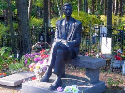 Памятник Михаилу Зощенко на кладбище в Сестрорецке. Фото: wikimapia.org