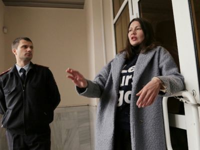 Женщина приковалась к двери ппрокуратуры. Фото: Телефакт.Ru