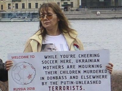 Ольга Смирнова на пикете в поддердку Сенцова. Фото: группа "Солидарность Санкт-Петербурга" в Facebook