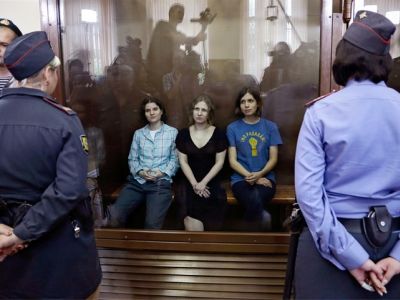 Pussy Riot в клетке в зале суда. Фото: ru-politics.livejournal.com