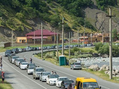 Очередь на КПП на Военно-Грузинской дороге. Фото: yandex.ru/images