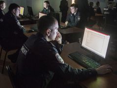 Полицейские за компьютерами. Фото: Lenta.ru