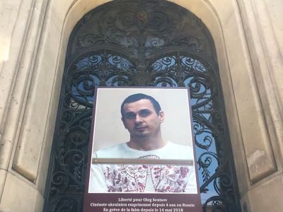 Портрет Олега Сенцова в мэрии Парижа. Фото: twitter.com