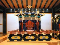 Такамикура - Хризантемовый трон японских императоров. Фото: Yablor.ru