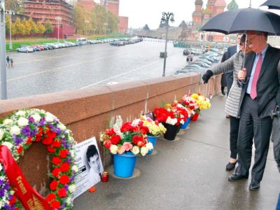 Советник президента США Джон Болтон возлагает венок к месту убийства Бориса Немцова. Фото: NEWSru.com
