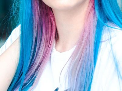 Голубые волосы. Фото: iz.ru