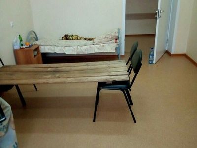 Кровать из досок в больнице. Фото: vk.com/podslushanokuzneck