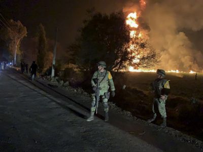 солдаты охраняют территорию возле взрыва нефтепровода в Тлахуэлпан, штат Идальго, Мексика. Фото: apnews.com