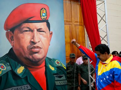 Николас Мадуро под портретом Уго Чавеса. Фото: Reuters