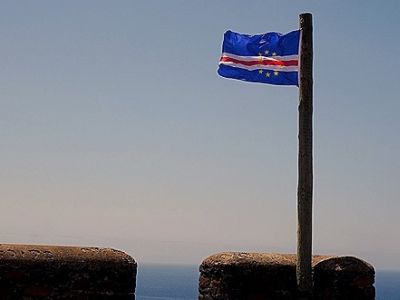 Флаг Кабо-Верде над фортом. Фото: baderjournal.com