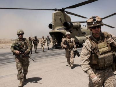Американские военнослужащие покидают вертолет на взлетно-посадочной полосе в лагере Бост в провинции Гильменд, Афганистан. Фото: Getty Images / CNBC