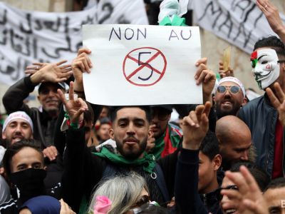Алжирские протестующие (плакат "Долой пятый срок Бутефлики!"). Фото: EPA