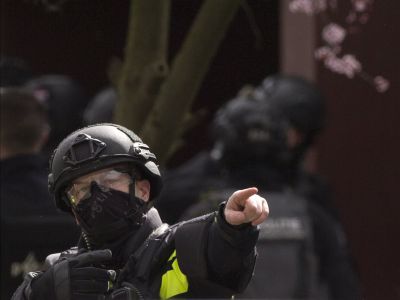 Нидерландский полицейский. Фото: AP / Peter Dejong