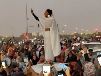 Алаа Салах, ставшая символом протестов в Судане. Фото: twitter.com/lana_hago