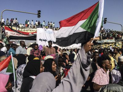 Суданские демонстранты 13 апреля 2019 года. Фото: AP