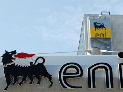 Логотип итальянской энергетической компании Eni на заправочной станции в Риме, Италия, 30 сентября 2018 года. Alessandro Bianchi / REUTERS