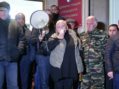Представитель партии "Народный Фронт" Манана Квициния выступает перед протестующими у здания администрации президента самопровозглашенной Республики Абхазия в Сухуме. Фото: Sputnik