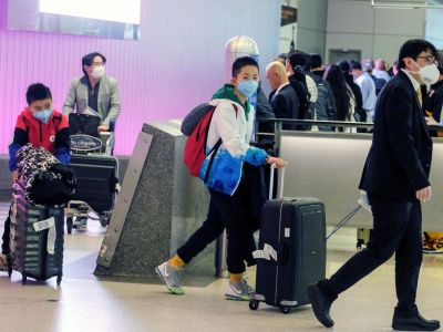 Пассажиры прибывают в аэропорт в Лос-Анджелеса из Шанхая. Фото: Ringo Chiu / REUTERS