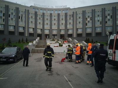 Пожарные у больницы Св. Георгия. Фото: ГУ МЧС