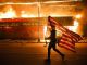 Надругательство погромщика над флагом США, Миннеаполис. Фото: Julio Cortez/AP