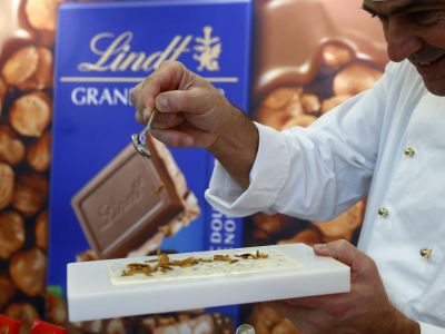 Мэтр шоколатье швейцарской компании Lindt & Spruengli готовит шоколад после ежегодной пресс-конференции в Кильхберге, Швейцария, 8 марта 2016 года. Фото: Arnd Wiegmann / REUTERS