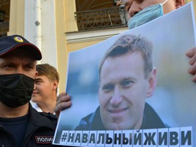 Полицейский и участник акции в поддержку Алексея Навального в Санкт-Петербурге. Фото: Александр Гальперин / РИА Новости