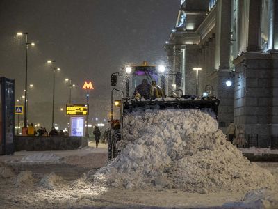 Уборка снега в Москве возле метро. Фото: Арден Аркман / "Новая газета"