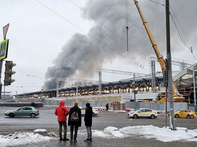 Пожар в складском здании в районе Комсомольской площади. Фото: Максим Чурусов/ТАСС