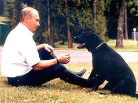Владимир Путин и его собака Кони. Фото с сайта paparazzi.ru