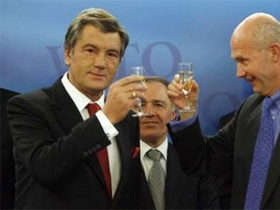 Виктор Ющенко (слева) и глава ВТО Паскаль Лами. Фото с сайта yahoo.com