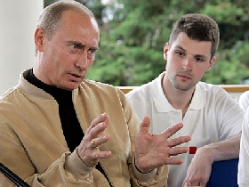 Никита Боровиков и Владимир Путин. Фото с сайта: www.football.vtsnet.ru