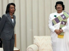 Кондолиза Райс и Муамар Каддафи. Фото с сайта yahoo.com