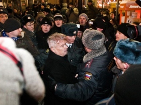 Задержание Эдуарда Лимонова на Триумфальной площади. Фото: http://nazbol.ru/
