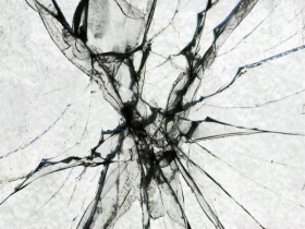 Разбитое стекло. Фото с сайта www.img3.immage.de