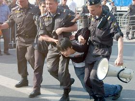 Задержание Александра Савельева на акции в защиту свободы собраний. Фото: ice-below.livejournal.com